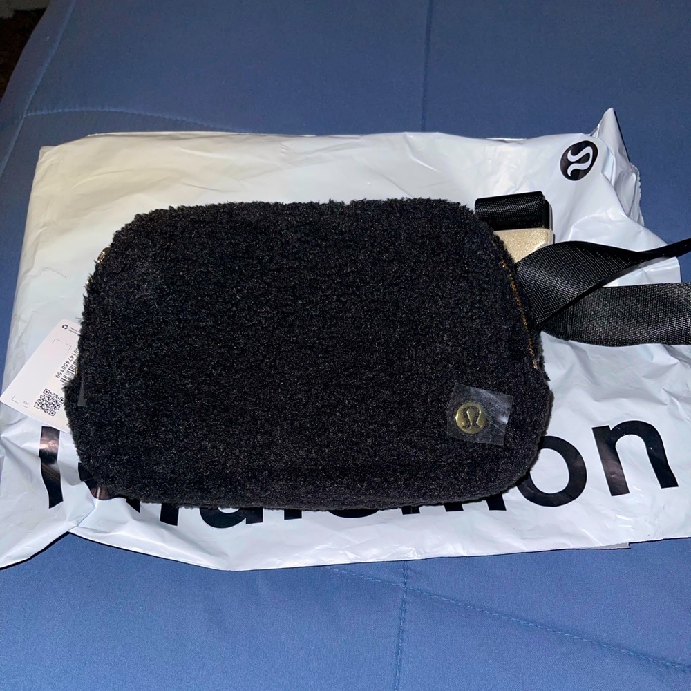 Lululemon Everywhere Belt Bag Large 2L
Fleece